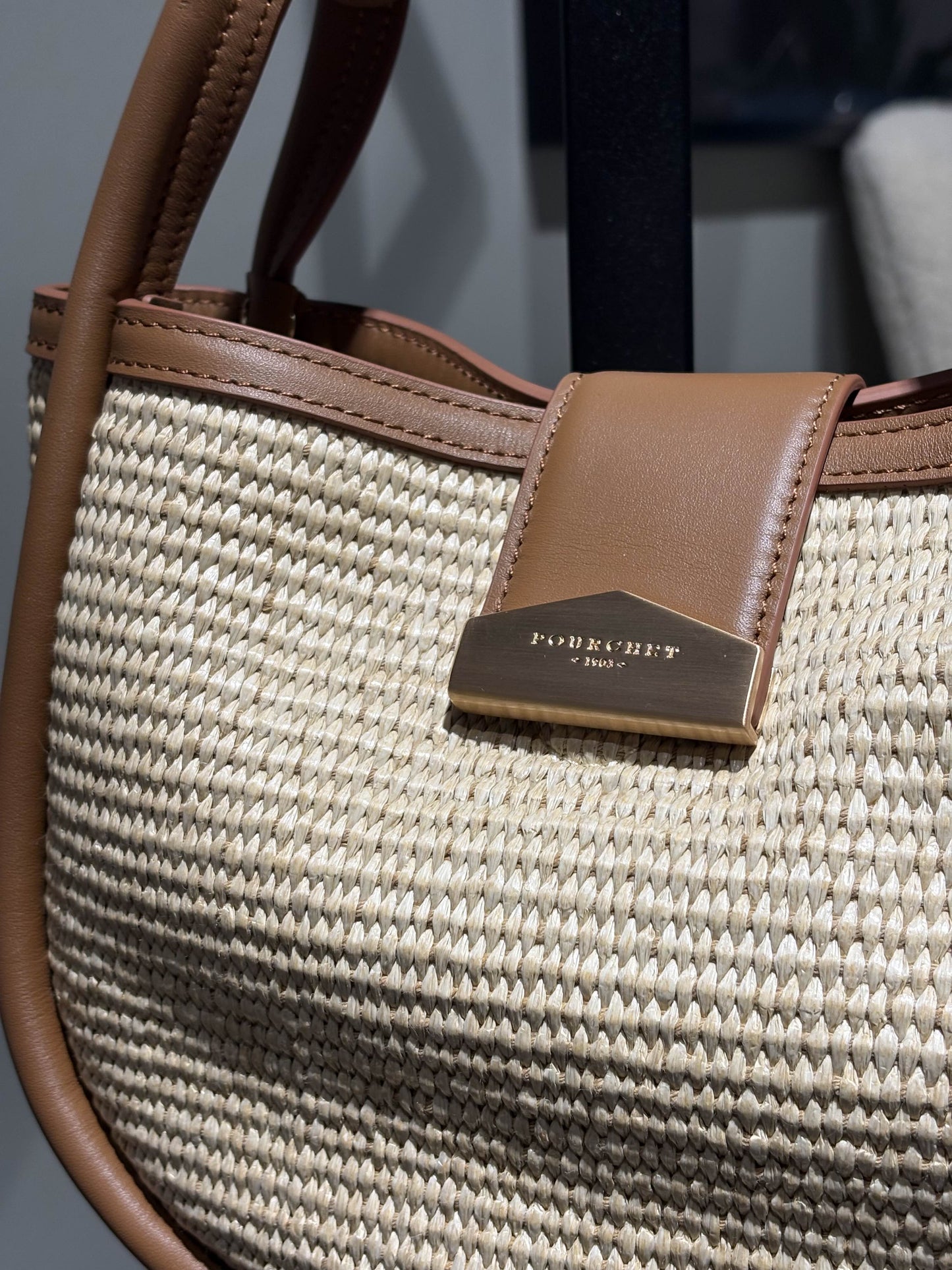 Flettet skulderveske i natur og camel